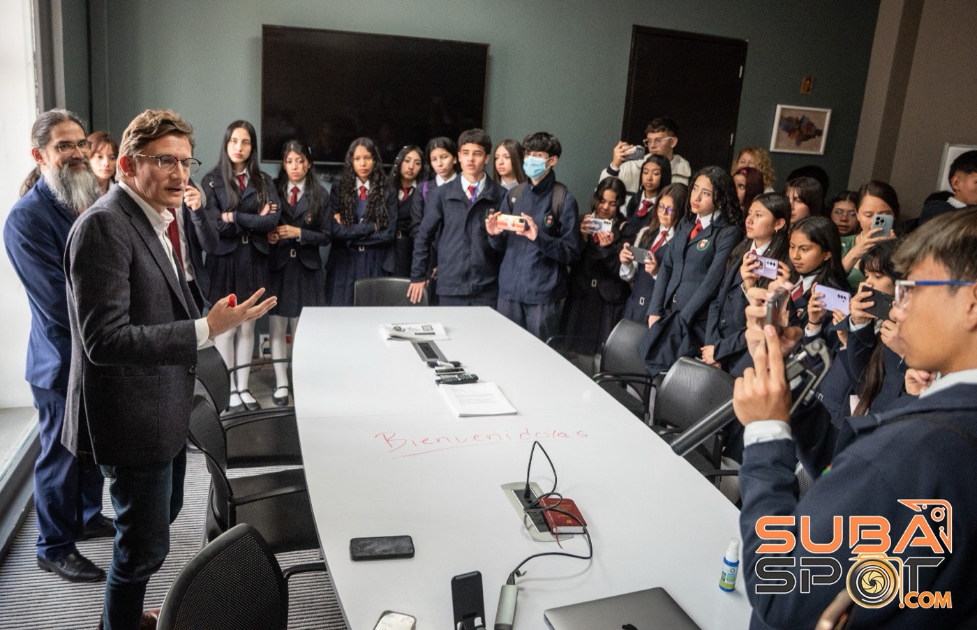 Estudiantes de SubaSpot en encuentro institucional con la Alcaldía