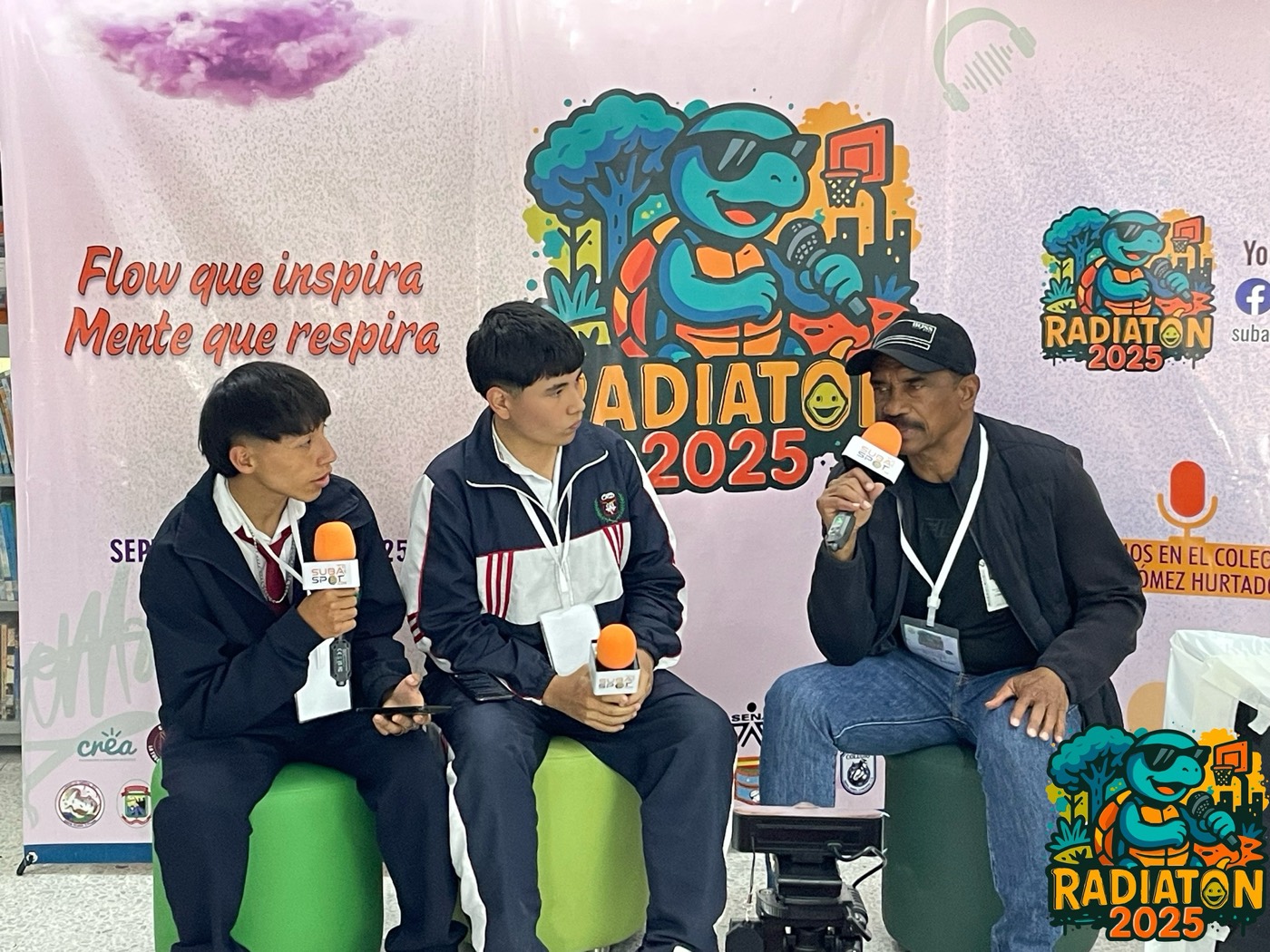 Estudiantes de SubaSpot realizando entrevista en Radiatón