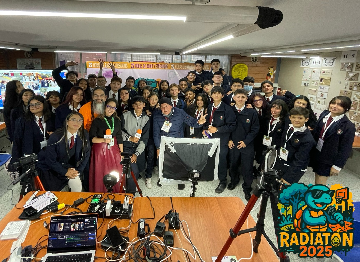 Equipo de estudiantes de SubaSpot con equipos audiovisuales
